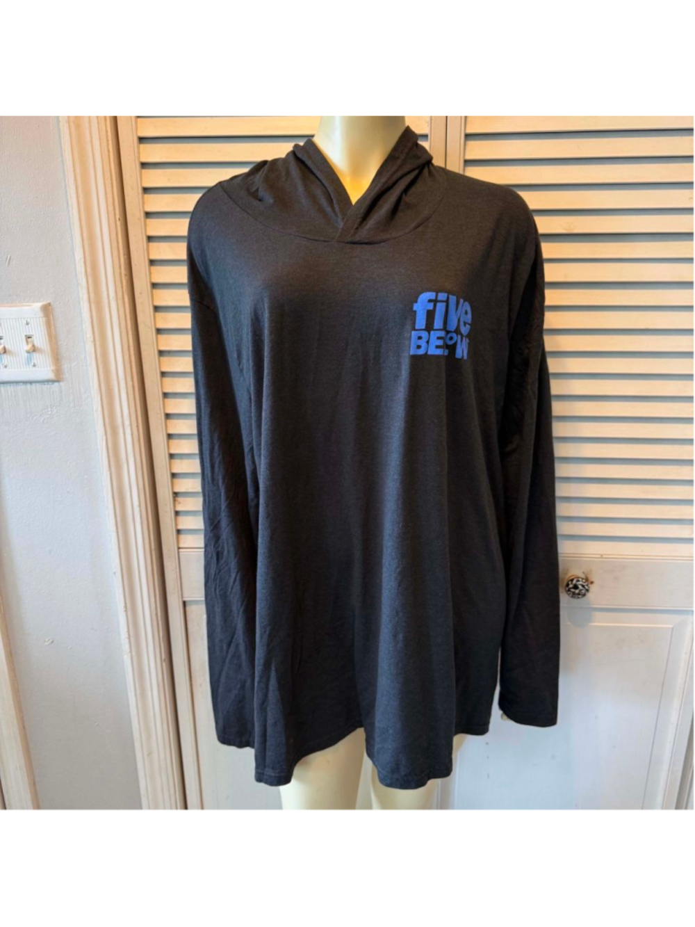 Men's DISTRICT Gray Five Below Hoodie XXL with Blue Logo